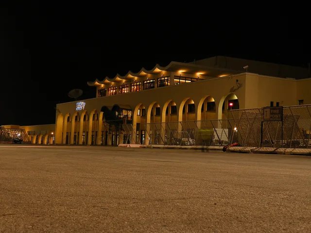 Foto d’archivio (2012): esterno del terminal dell’aeroporto internazionale di Malta di notte